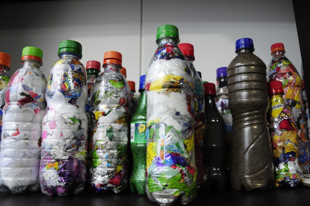 Botellas de plástico para construir viviendas